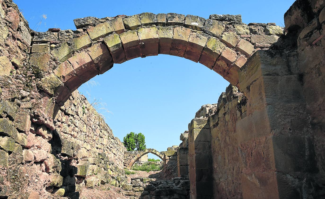 Desmontados de los restos originales del claustro, los arcos fueron reutilizados en la cimentación de pabellones militares junto a la muralla y el muro del convento. 