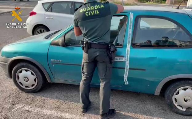 La Guardia Civil precinta el vehiculo. 