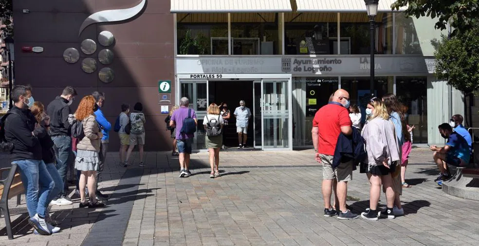 Las filas se suceden en la Oficina de Turismo de Logroño, sobre todo en la segunda quincena de agosto. 