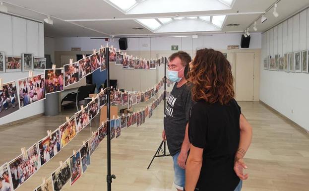 Imagen principal - La exposicón recuerda a los fotógrafos que iban a Calahorra en fiestas. 