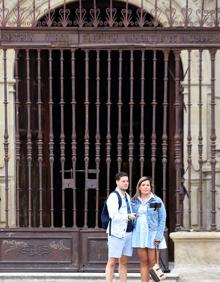 Imagen secundaria 2 - Arriba, dos jóvenes turistas por la calle Portales. Abajo, consultando un plano de Logroño y junto a la puerta de La Redonda. 