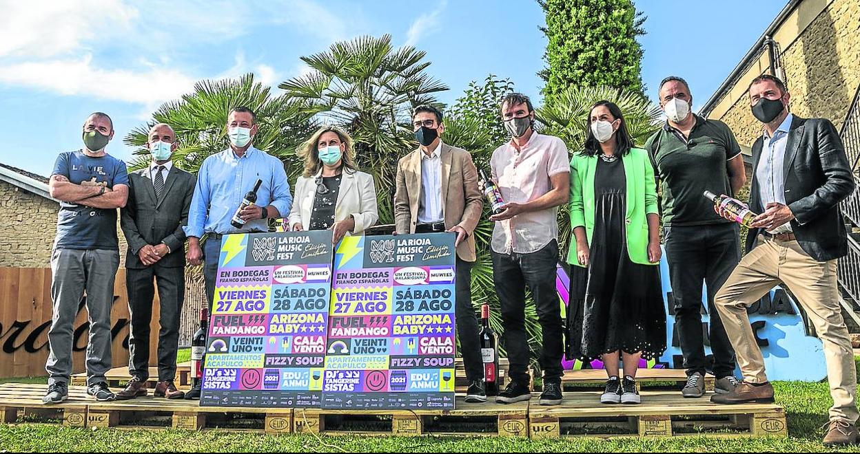 Organizadores, colaboradores y patrocinadores posan en el patio de Bodegas Franco Españolas de Logroño, escenario de MUWI.