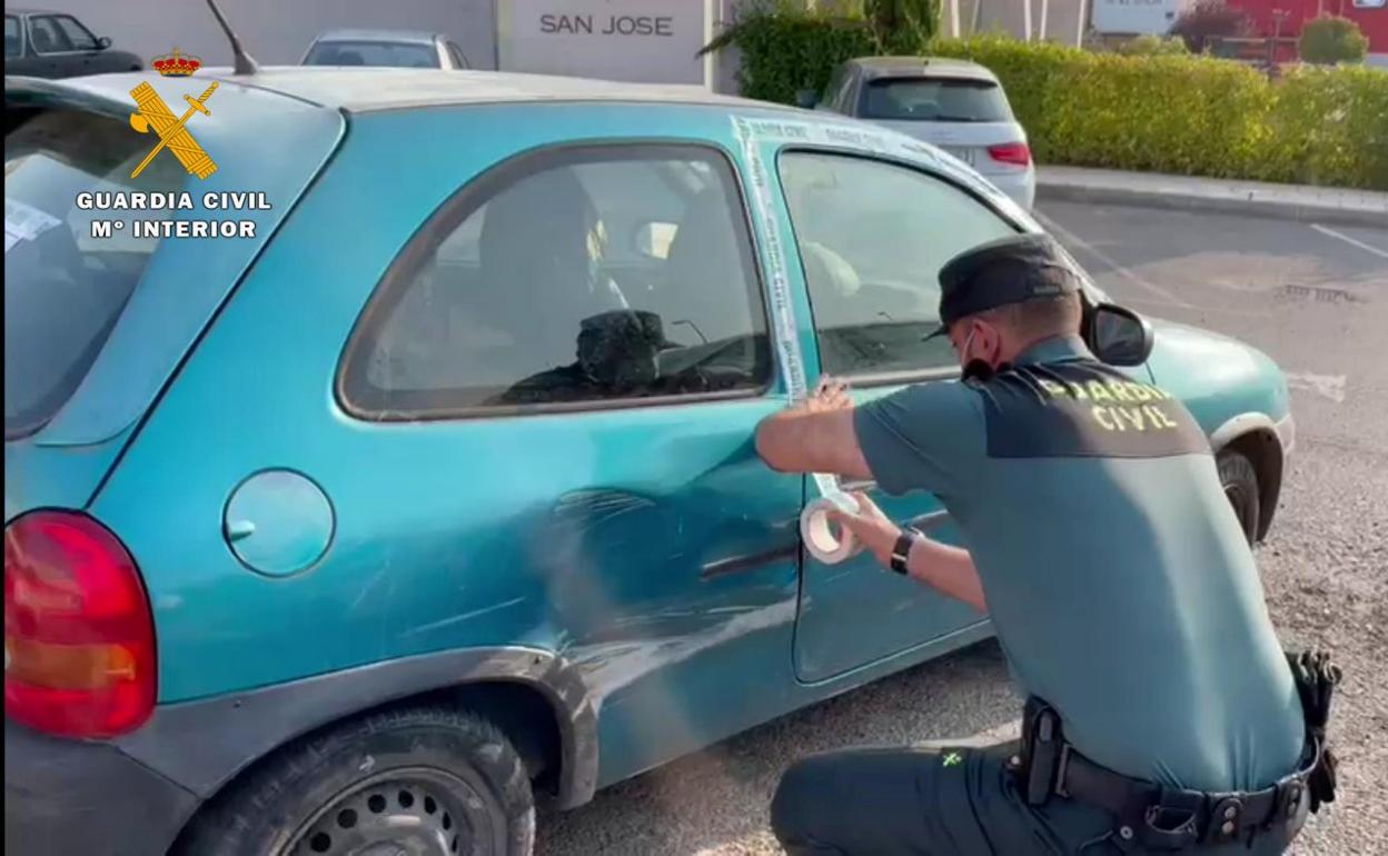 Imagen del vehículo precintado por la Guardia Civil en Arnedo el pasado sábado. 