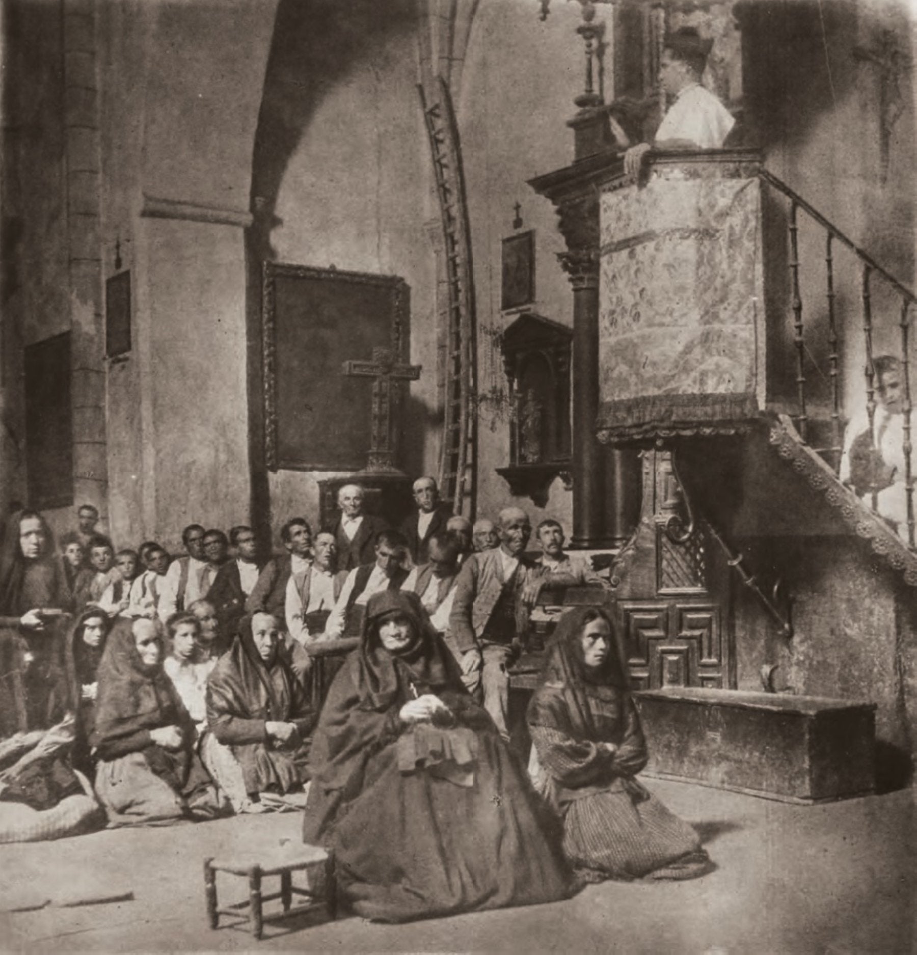 Sermón en la aldea.Fotografía de José Ortiz Echagüe tomada en 1903 en la iglesia de la Asunción de Viguera (VEGAP- 2021). 