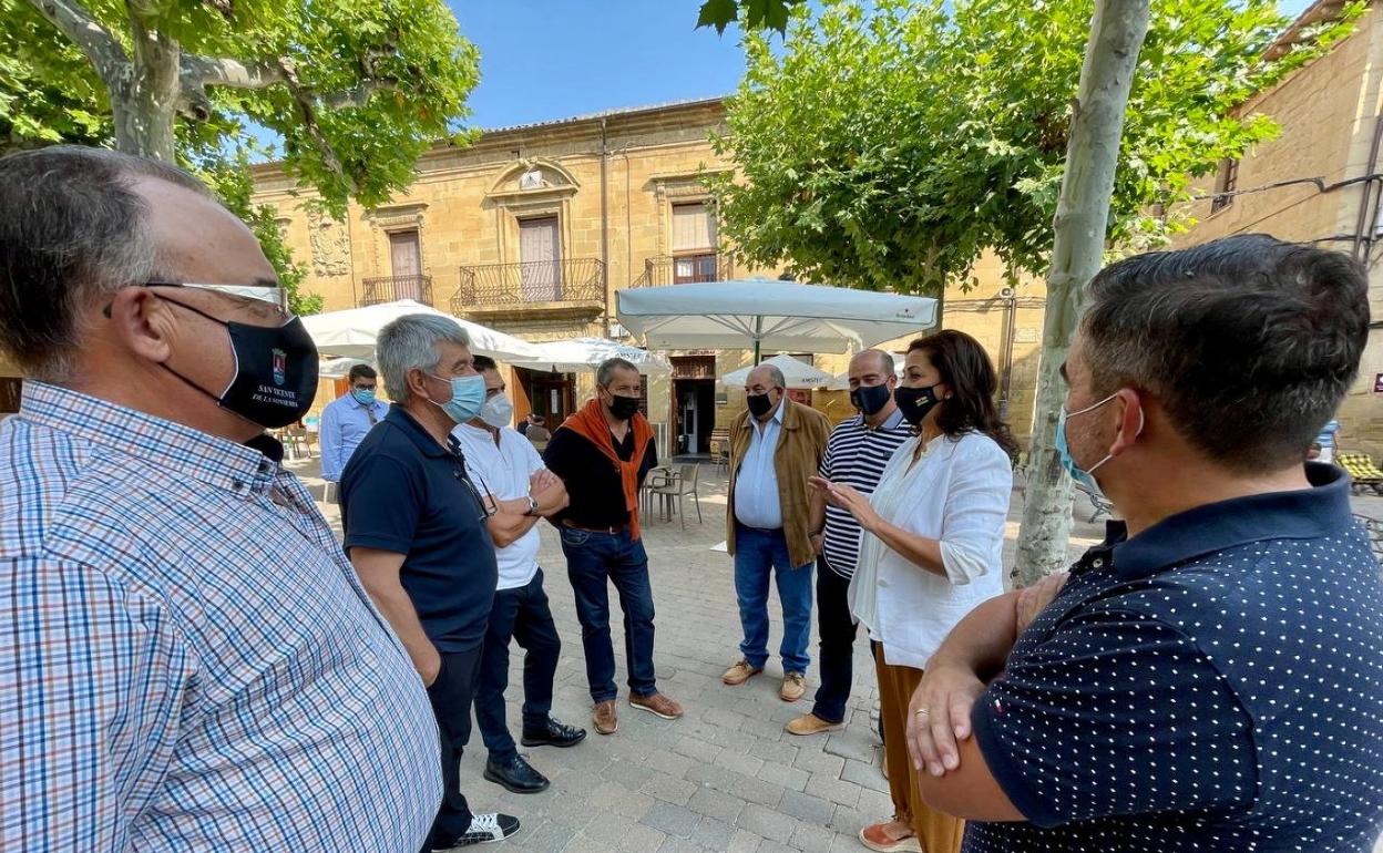 La presidenta junto al alcalde de San Vicente, concejales y vecinos. 