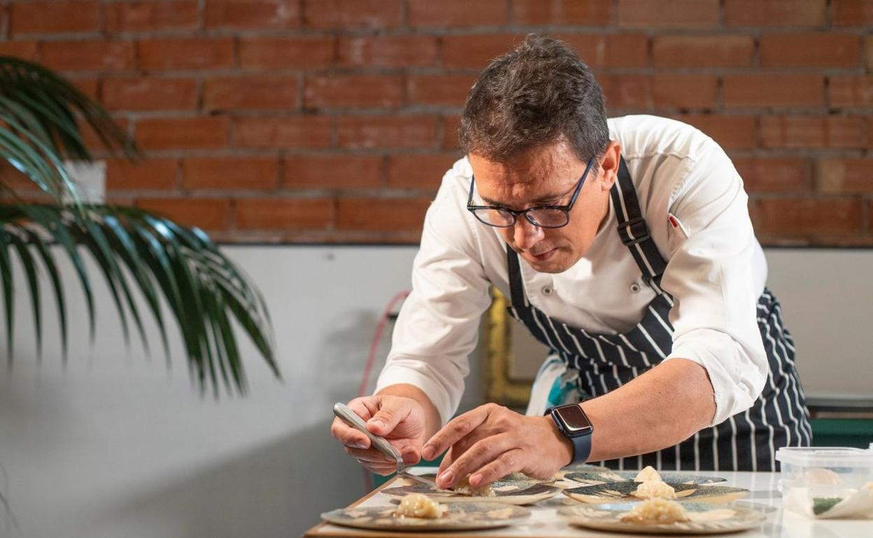 Francis Paniego prepara su tartar de calamar para Lovisual. 