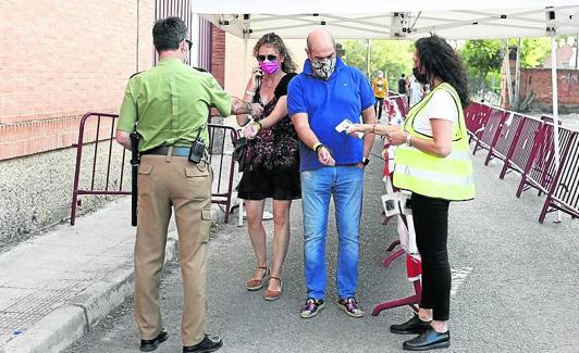 Control preventivo contra el COVID, a la entrada. 