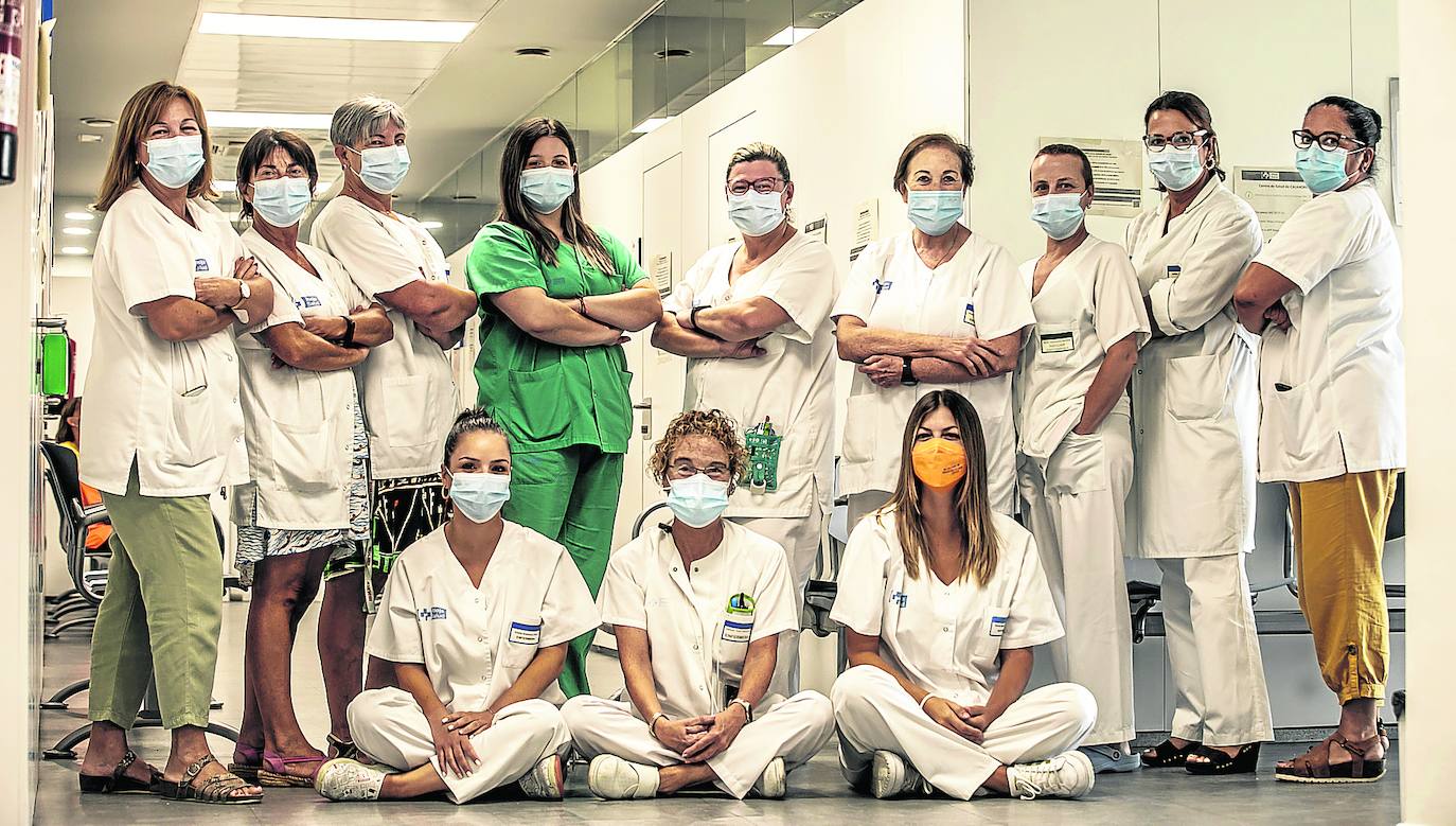 Un grupo de enfermeras voluntarias que dobla turno, por la mañana en su trabajo habitual en el centro de salud de Calahorra y por la tarde, vacunando. 