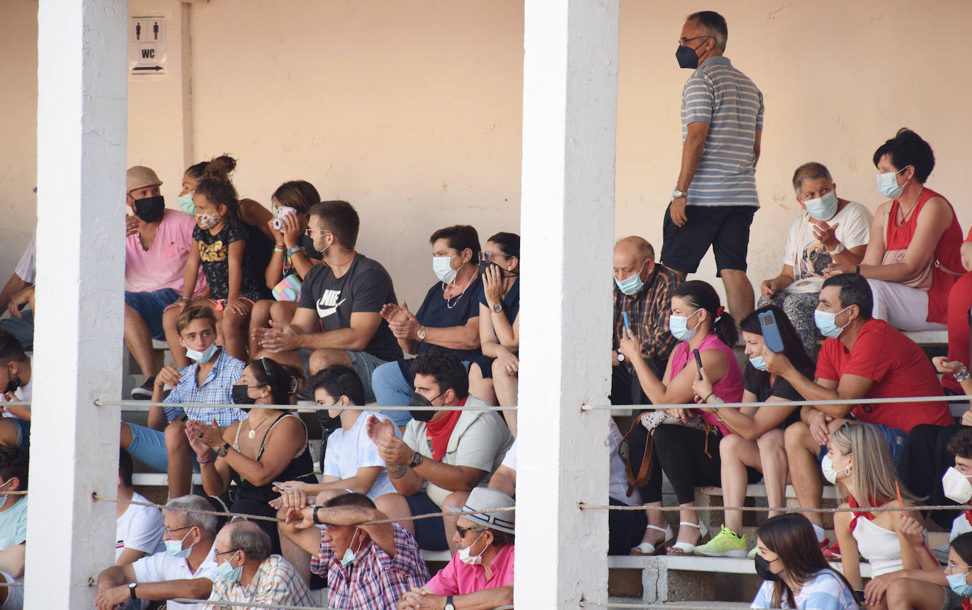 David Gomes y Pablo Donat cortan cada uno una oreja a un encierro de Pincha. 