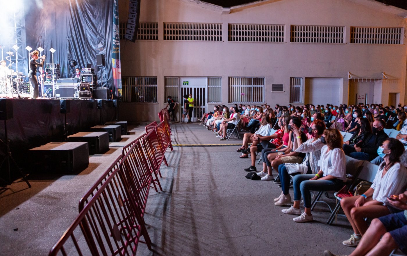 El público permanece atento y sentado durante el concierto de Fuel Fandango en el MUWI. 