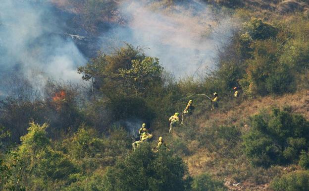 Imagen principal - Trabajos para apagar el fuego en Pedroso. 