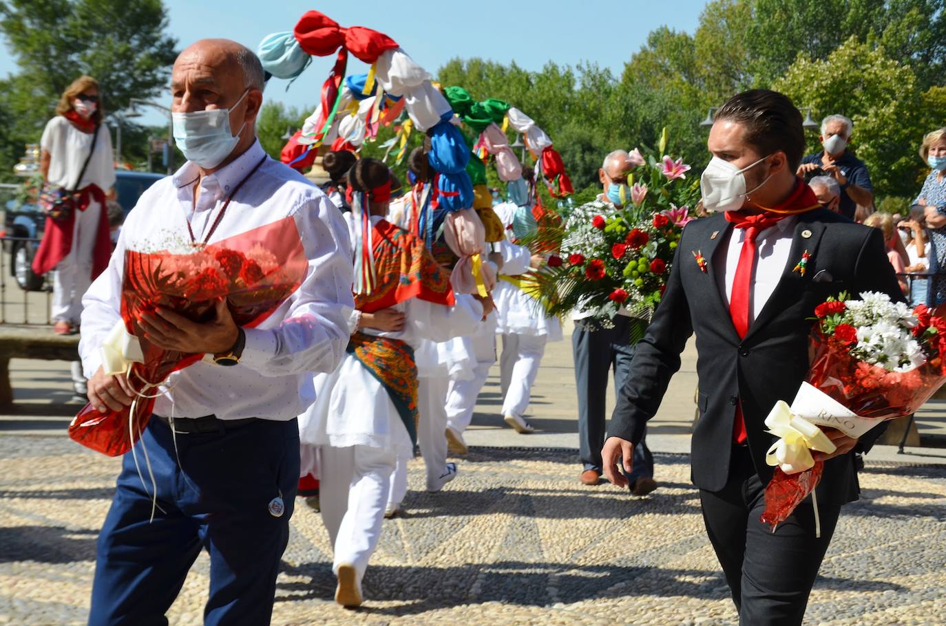 Fotos: Los Santos Mártires procesionan en coche por Calahorra