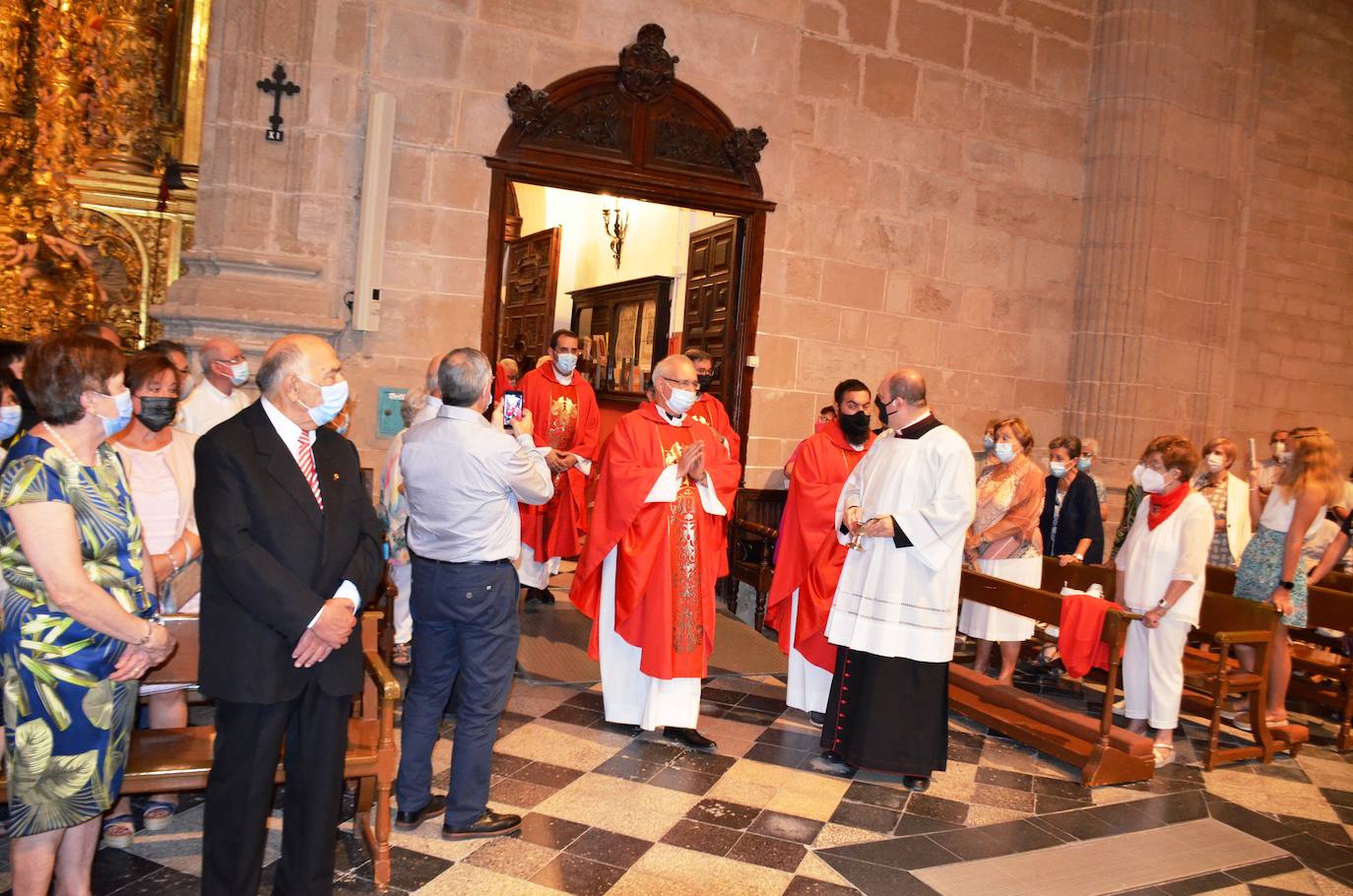 Fotos: Los Santos Mártires procesionan en coche por Calahorra