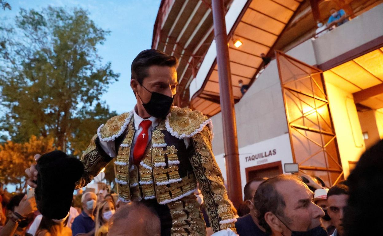 Urdiales sale por la puerta grande de Colmenar Viejo tras cortar tres orejas. 