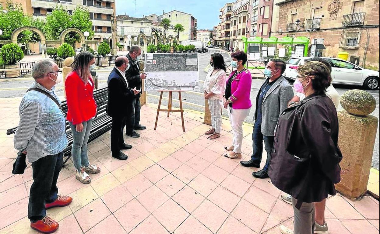 Andreu, al fondo, junto la alcaldesa Dolores Aragón, en Entrena, junto a concejales y directores generales.