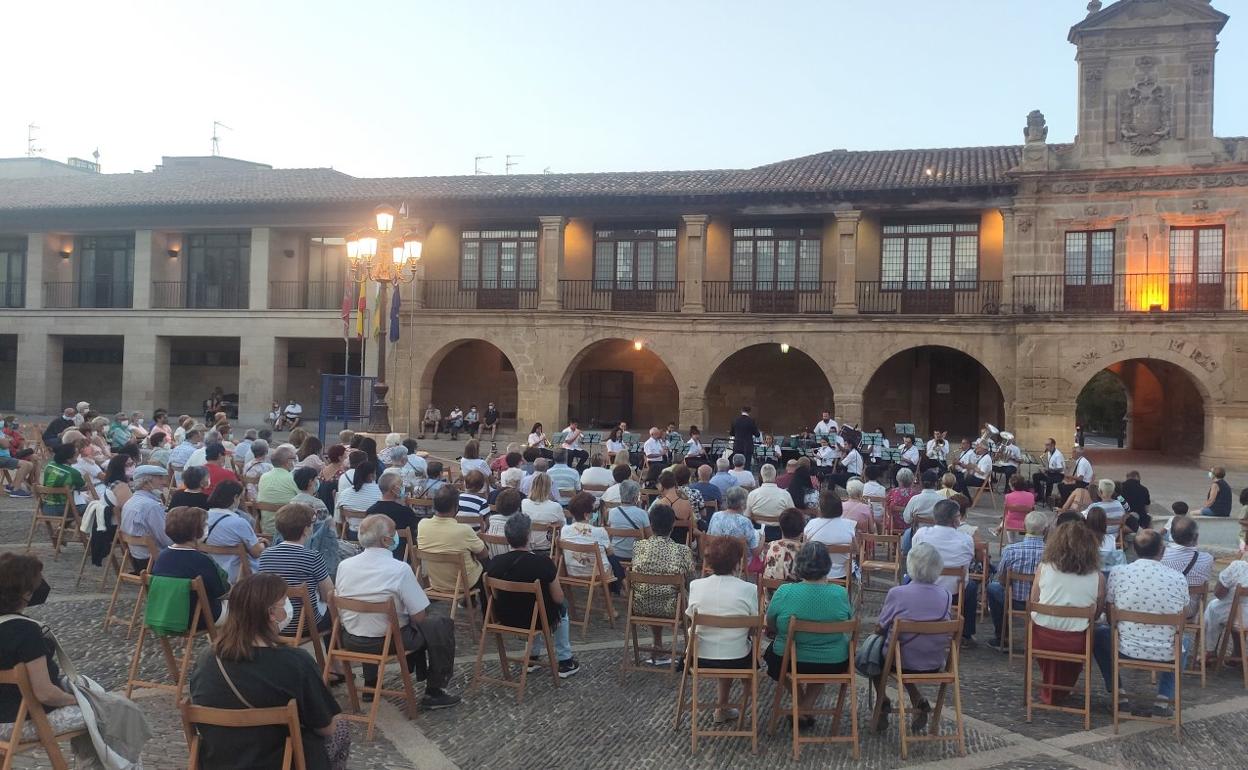 Un concierto ofrecido por la banda municipal de música este verano, en la plaza de España. 