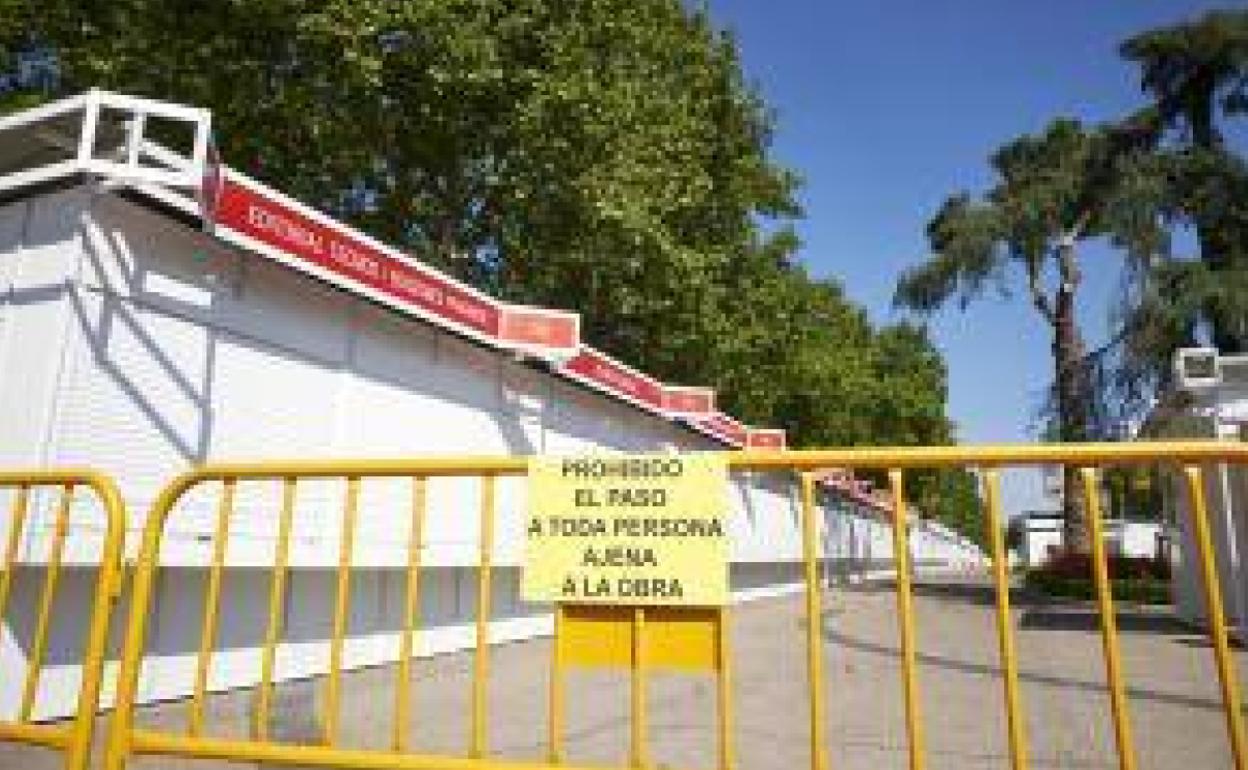 Trabajos preparatorios de la Feria del Libro de Madrid, que abre su 80 edición el 10 de septiembre en el Retiro. 