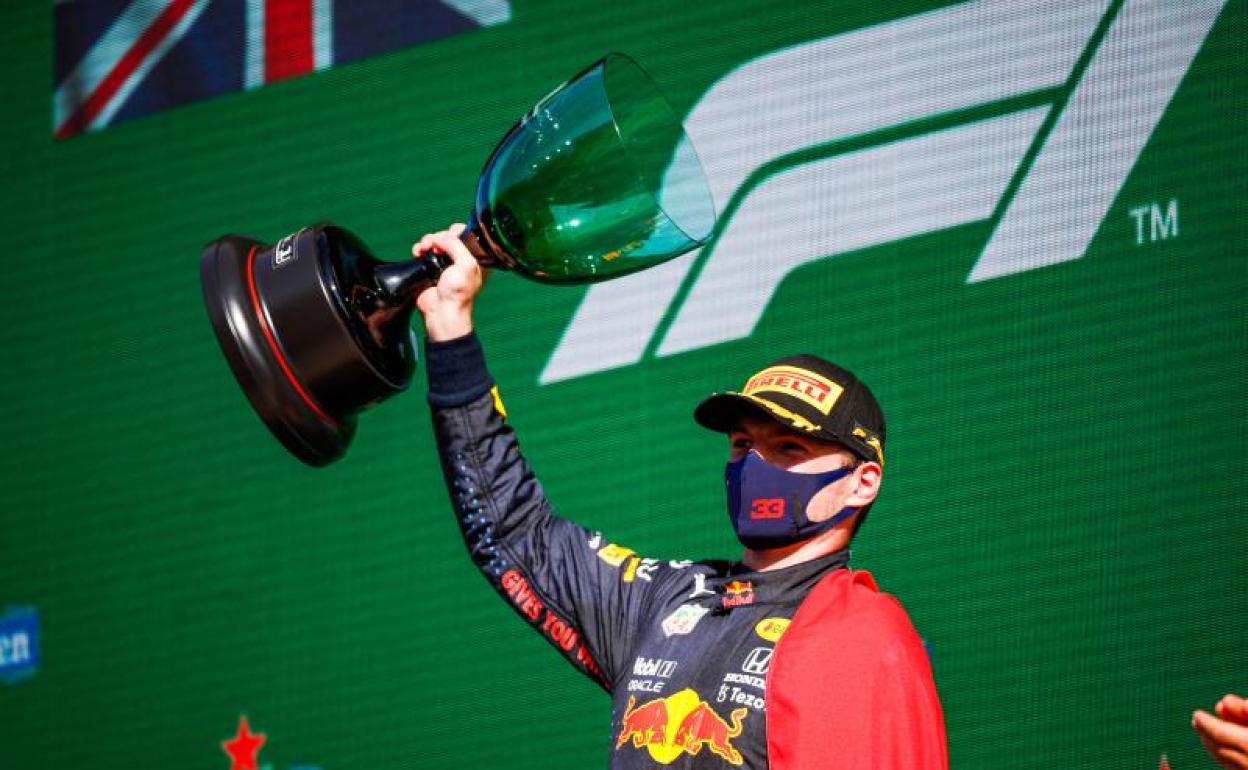 Max Verstappen, en lo más alto del podio tras ganar el GP de Países Bajos. 