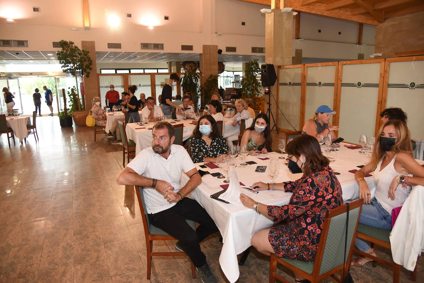 Los jugadores del torneo de patrocinadores de la Liga de Golf y Vino disfrutaron de una cata en El Campo de Logroño. 