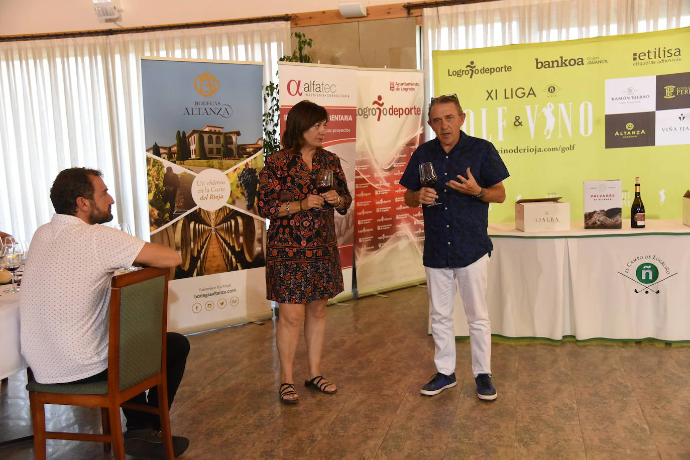 Los jugadores del torneo de patrocinadores de la Liga de Golf y Vino disfrutaron de una cata en El Campo de Logroño. 