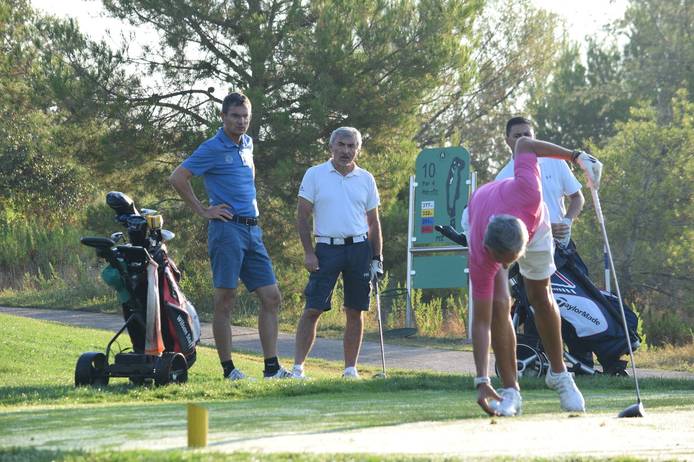 Los participantes en el torneo de patrocinadores de la Liga de Golf y Vino disfrutaron de un gran día de golf en El Campo de Logroño. 