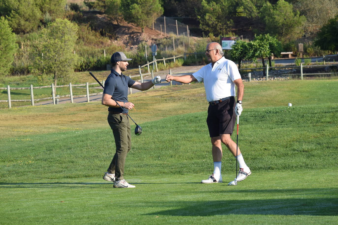 Los participantes en el torneo de patrocinadores de la Liga de Golf y Vino disfrutaron de un gran día de golf en El Campo de Logroño. 