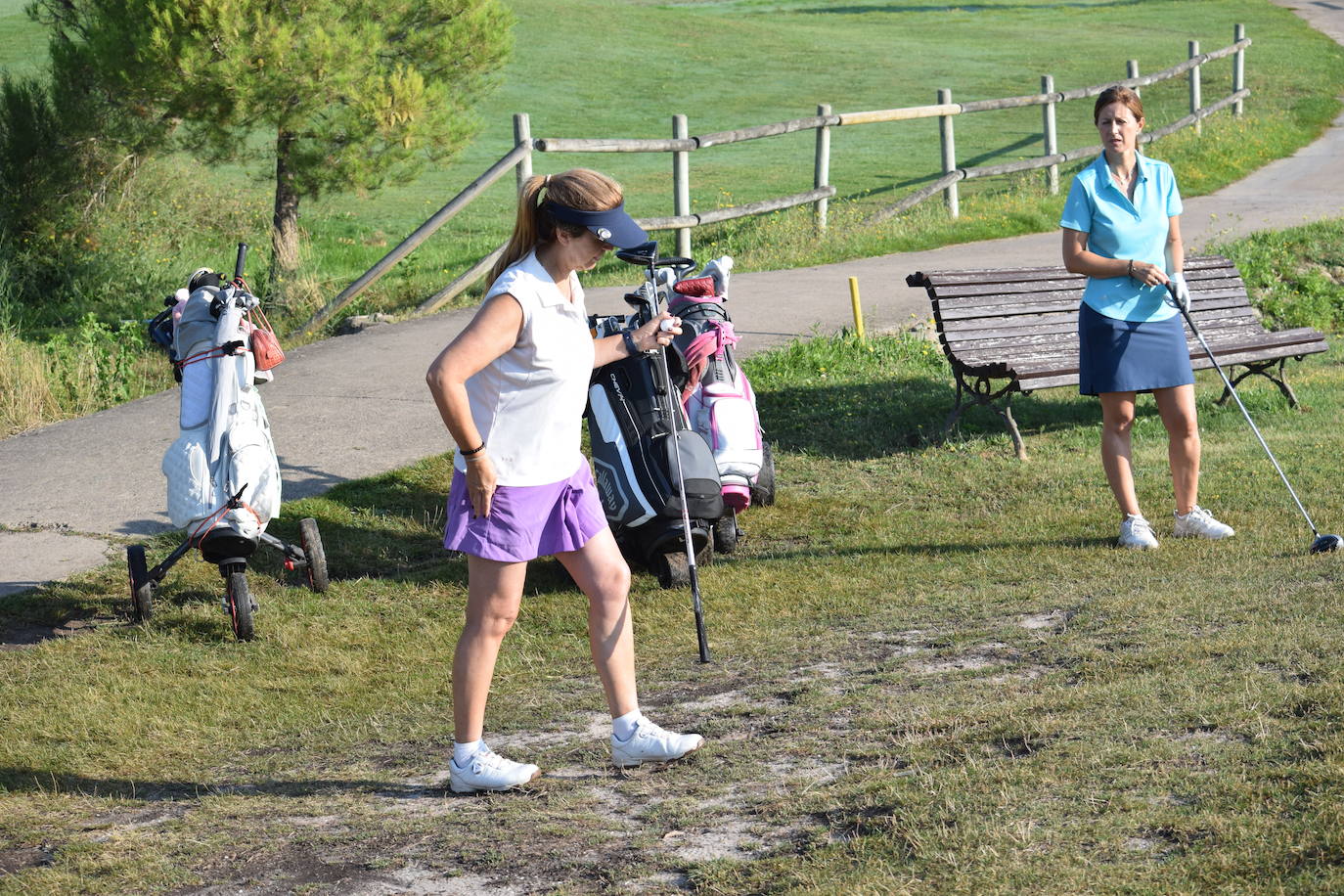 Los participantes en el torneo de patrocinadores de la Liga de Golf y Vino disfrutaron de un gran día de golf en El Campo de Logroño. 