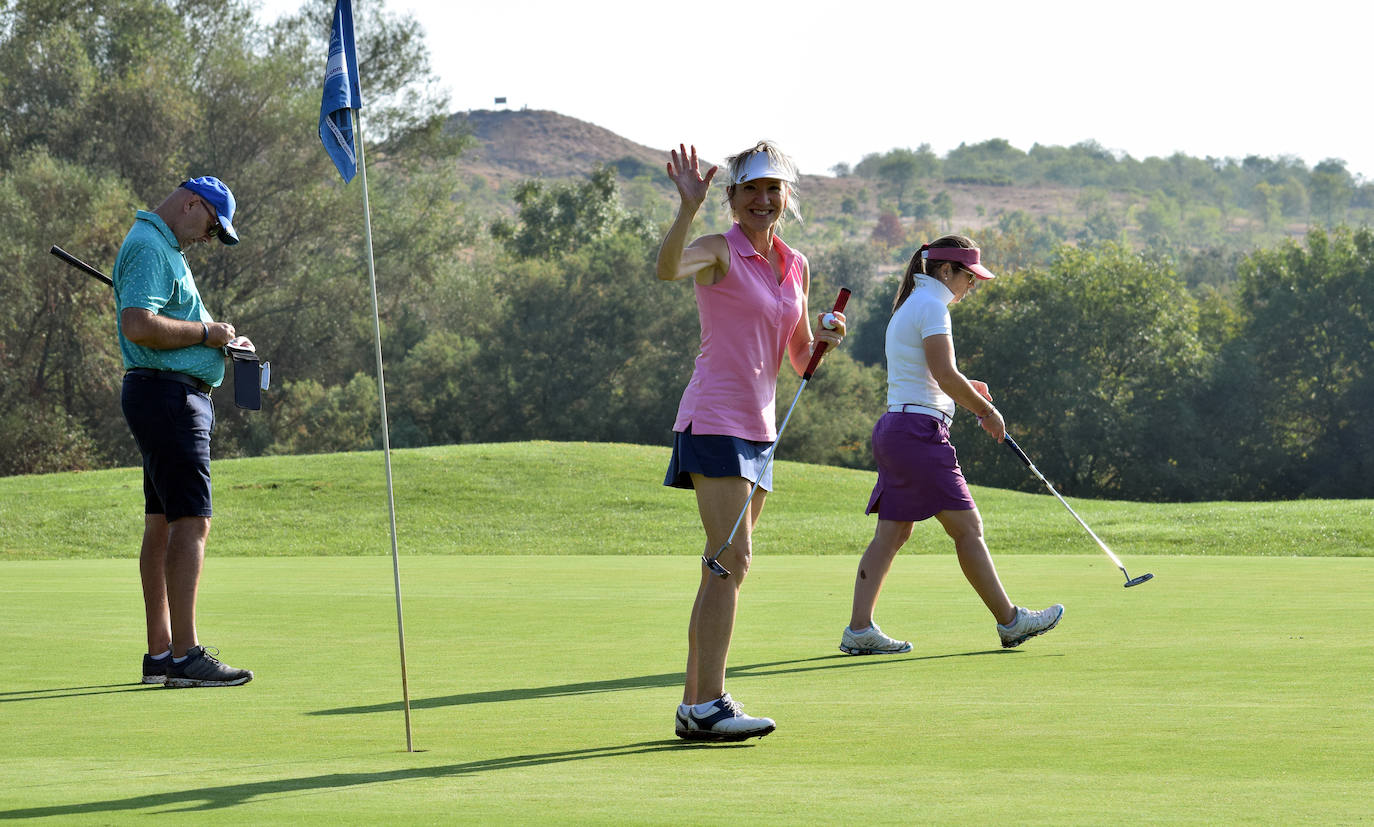 Los participantes en el torneo de patrocinadores de la Liga de Golf y Vino disfrutaron de un gran día de golf en El Campo de Logroño. 