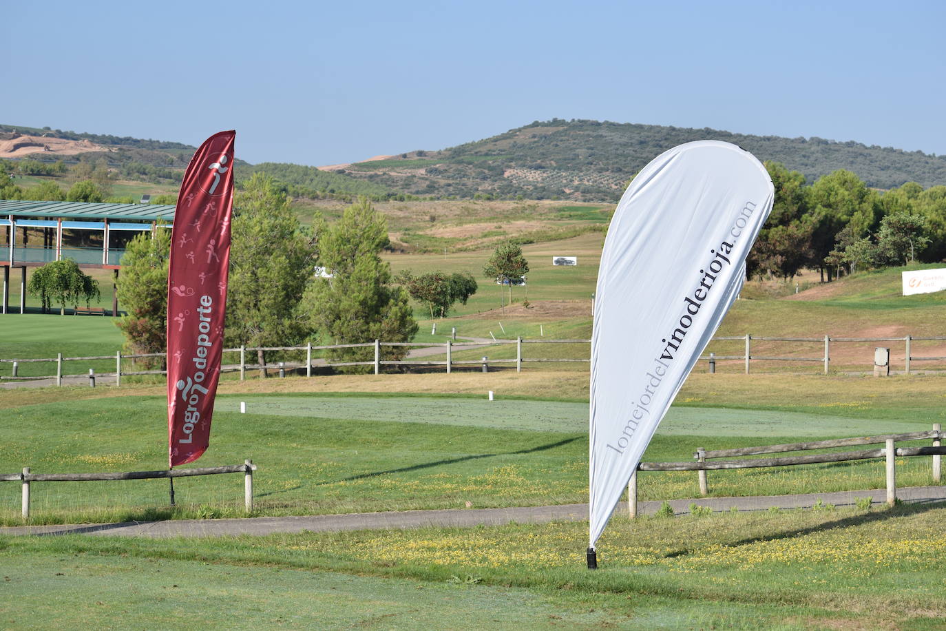 Los participantes en el torneo de patrocinadores de la Liga de Golf y Vino disfrutaron de un gran día de golf en El Campo de Logroño. 