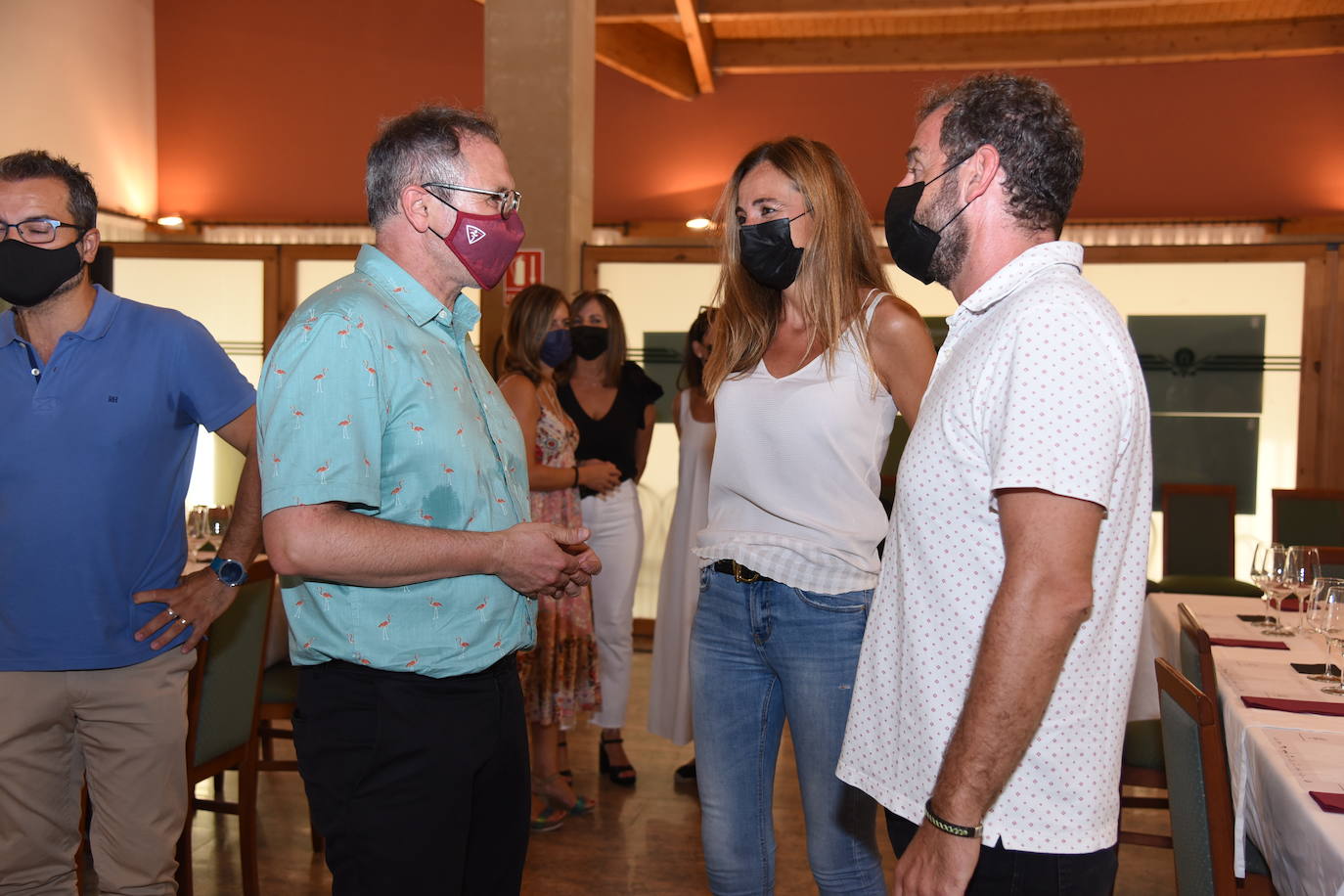 Los ganadores del torneo de los patrocinadores de la Liga de Golf y Vino recibieron sus premios. 