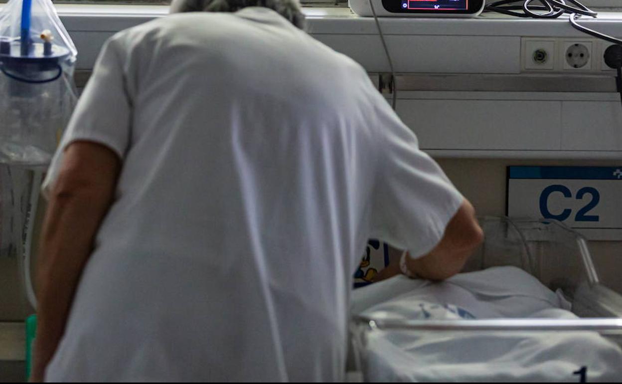 Una enfermera cuida a un bebé en el servicio de neonatologia del hospital San Pedro de Logrono