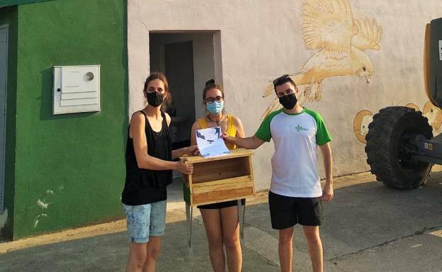 Miembros de Adalar, con la caja nido y la pintora Lourdes Berzas. 