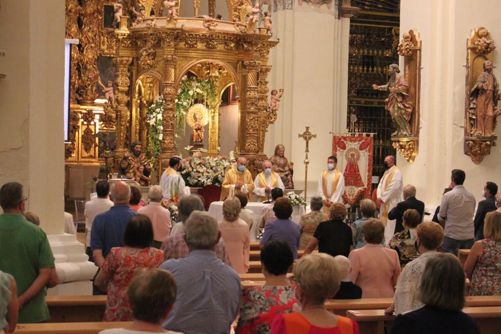 Los fieles acompañaron a la patrona en la eucaristía solemne celebrada en la colegiata de San Miguel. 