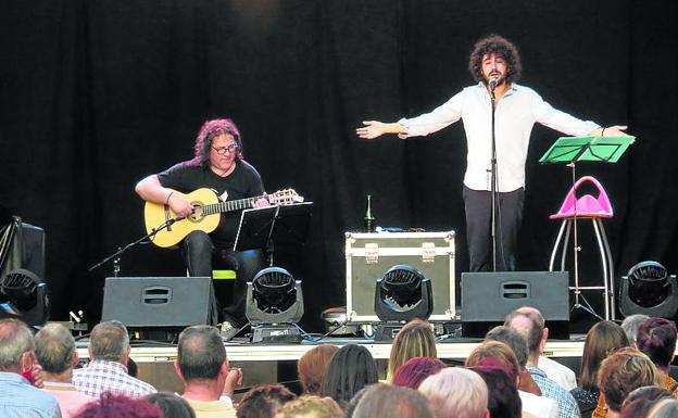 Dani Fernández y el cantaor Carlos Pérez llenaron el Trinquete. 