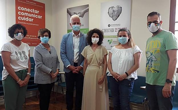 El alcalde, Pablo Hermoso de Mendoza, y el concejal de Servicios Sociales, Iván Reinares, en su visita a la sede del Teléfono de la Esperanza