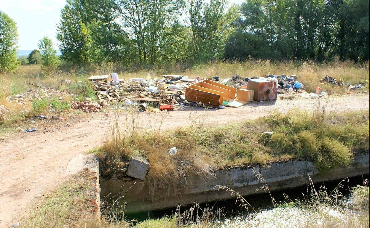 Vertedero incontrolado, entre los cauces del regadío, en primer término, y del río Yalde, al fondo. 