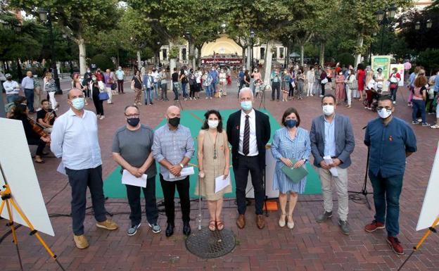 Magdalena Pérez, en el centro, junto al alcalde y los otros participantes en la lectura del manifiesto al que siguió el encendido de las velas. 