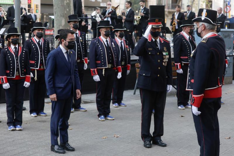 El presidente de la Generalitat, Pere Aragonés (i), y el Mayor de los Mossos d'Esquadra, Josep Lluis Trapero (c), durante la ofrenda floral del Govern al monumento de Rafael Casanova en Barcelona.