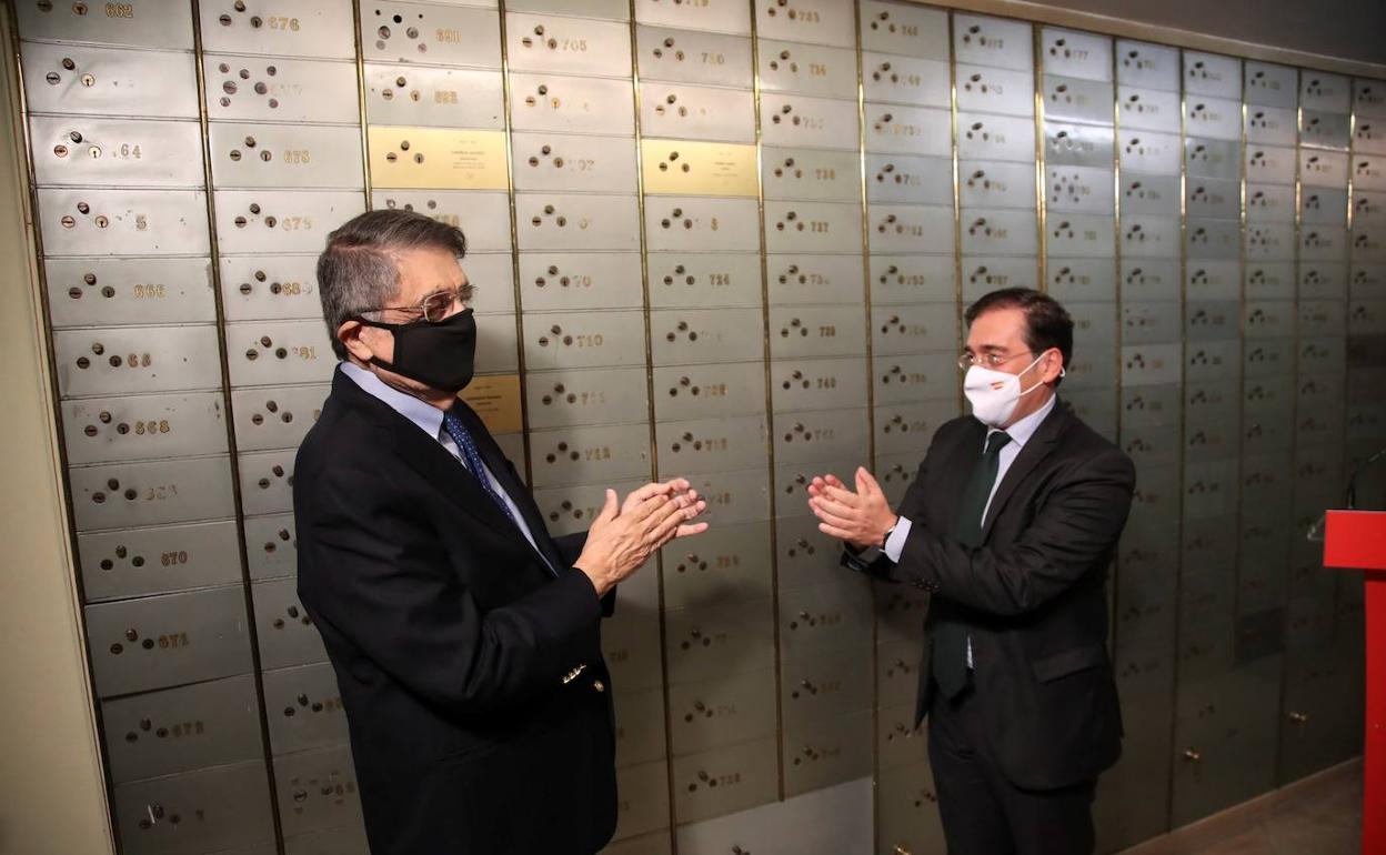 El escritor Sergio Ramírez y el ministro de Exteriores, José Manuel Albares, en el Instituto Cervantes.