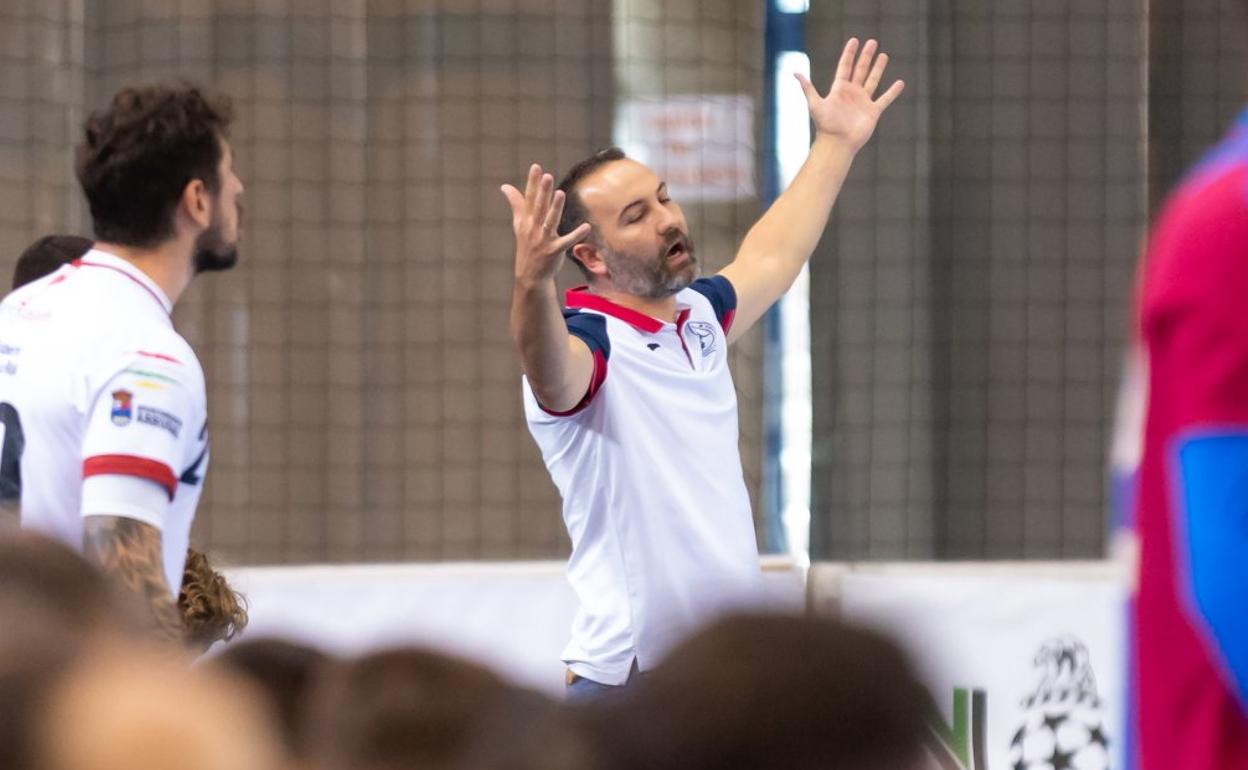 Velasco se queja en un momento del partido disputado por el Ciudad de Logroño ante el Barcelona en el Palacio de los Deportes. 