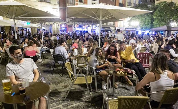 Grupos de jóvenes, en una terraza de la plaza del Mercado, en Logroño. 