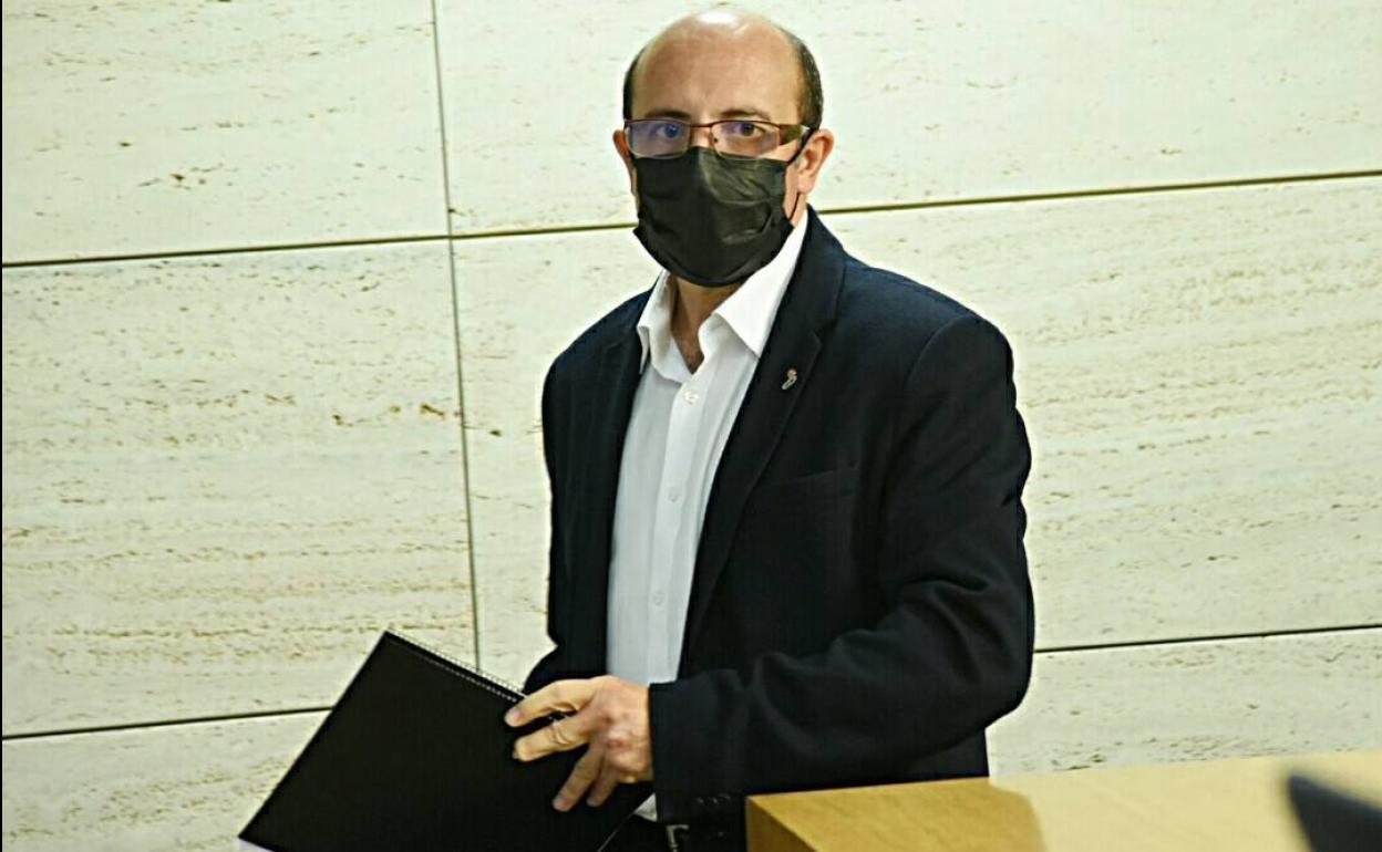 El director general de Infraestructuras,Vicente Urquía, momentos antes de ofrecer la ruedad de prensa. 