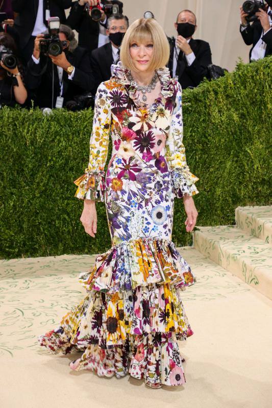 Anna Wintour, editora jefe de la edición estadounidense de Vogue, con un diseño floral de Óscar de la Renta.