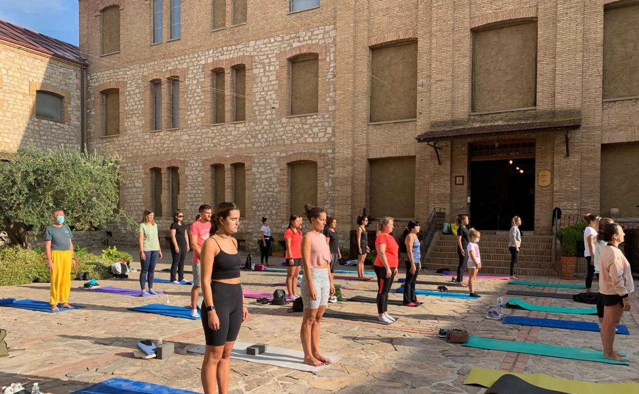 40 personas en la mañana de yoga y vino en Alfaro