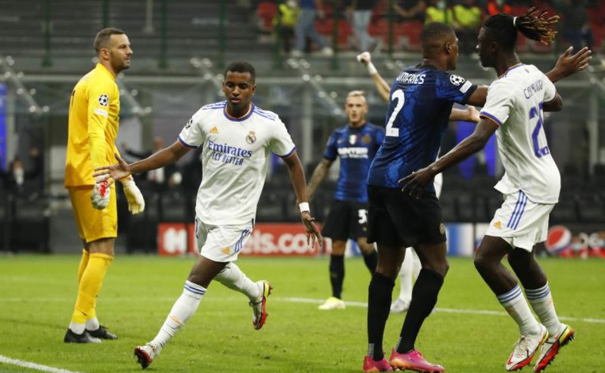 Rodrygo (i) celebra el gol de la victoria ante el Inter. 