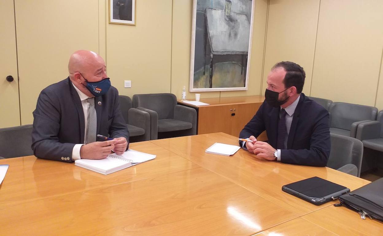 Reunión entre Víctor López y Pablo Baena. 