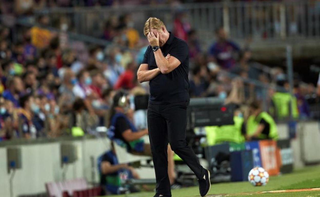 Ronald Koeman, pensativo, durante el partido de Champions ante el Bayern en el Camp Nou. 