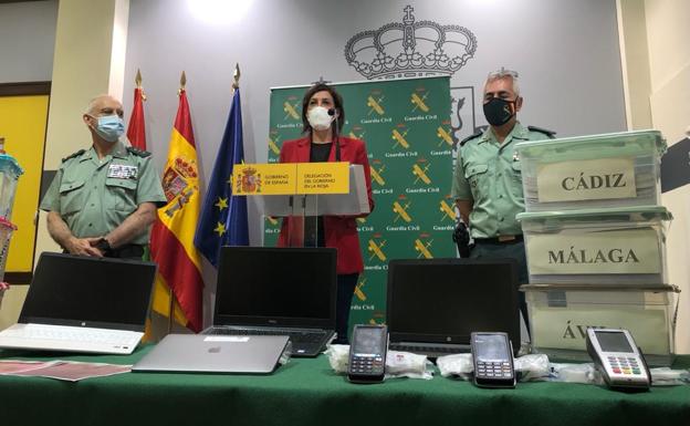 María Madorrán explica la operación junto a los representantes de la Guardía Civil. 