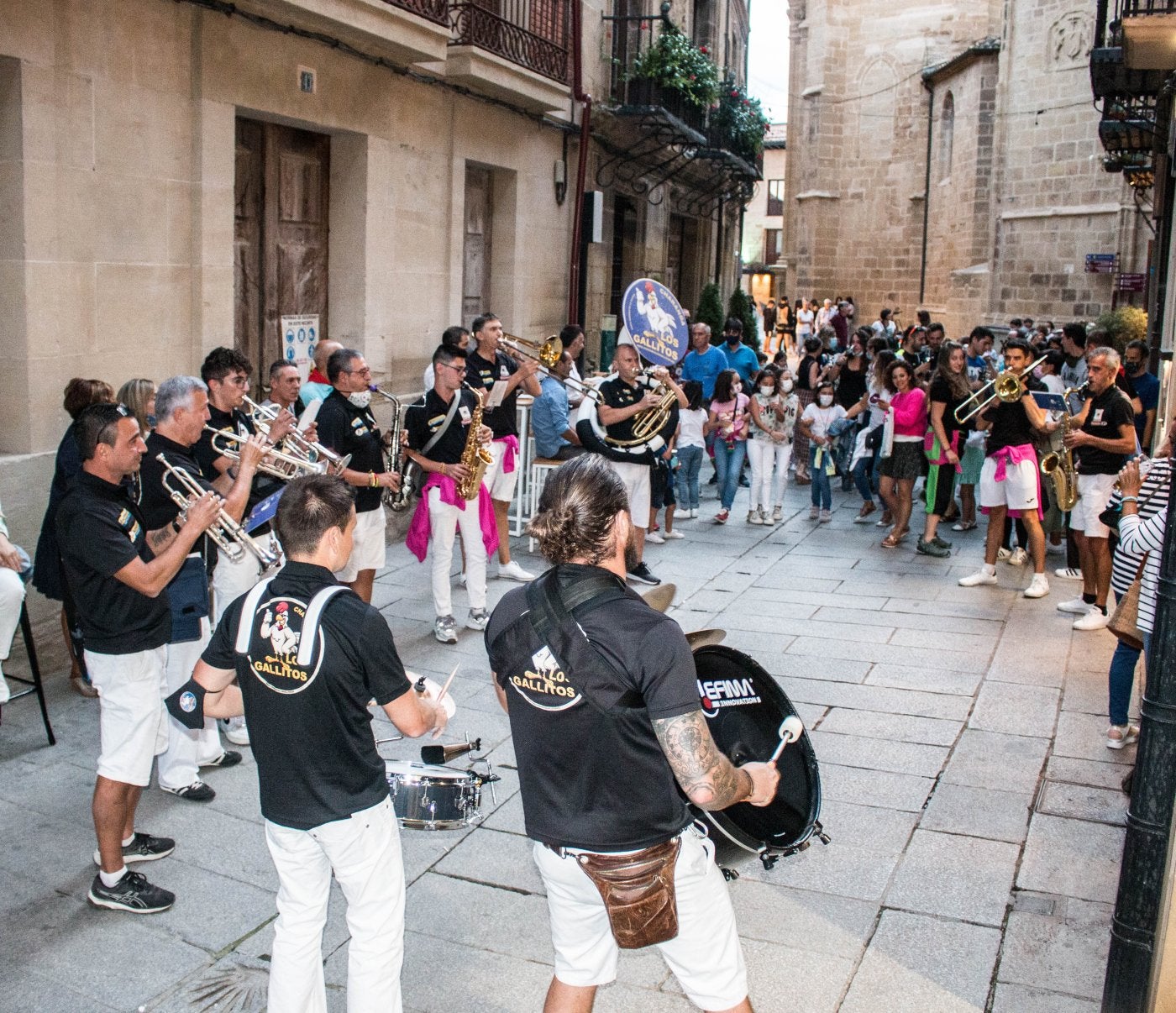 La charanga Los Gallitos, en sus primeros compases festivos. 