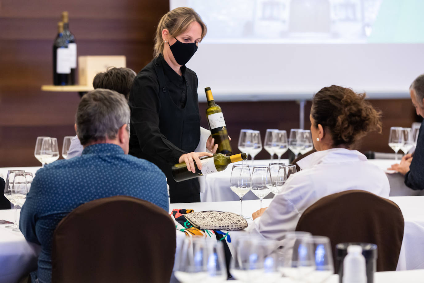 El club de catas de lomejordelvinoderioja.com regresó tras el paréntesis veraniego con Bodegas Vallobera (Laguardia).